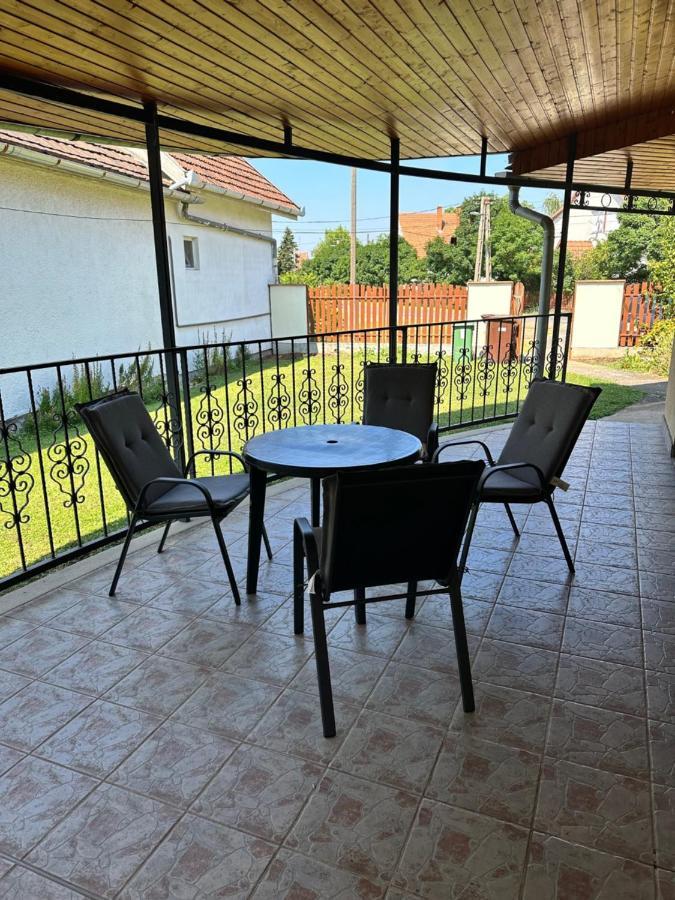 Apartamento Cozy Garden Apartman Gyula Exterior foto