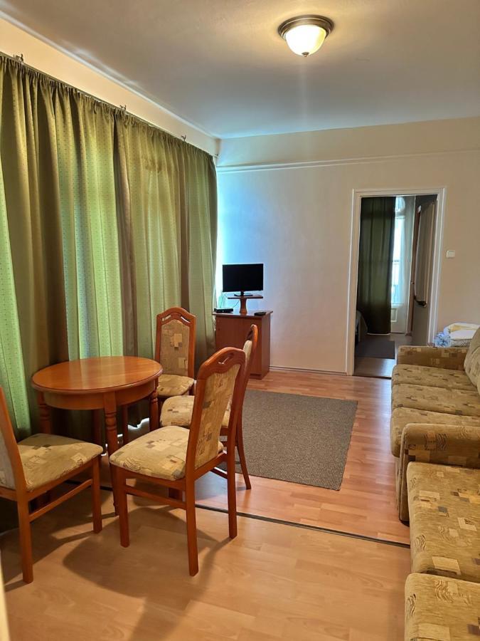 Apartamento Cozy Garden Apartman Gyula Exterior foto