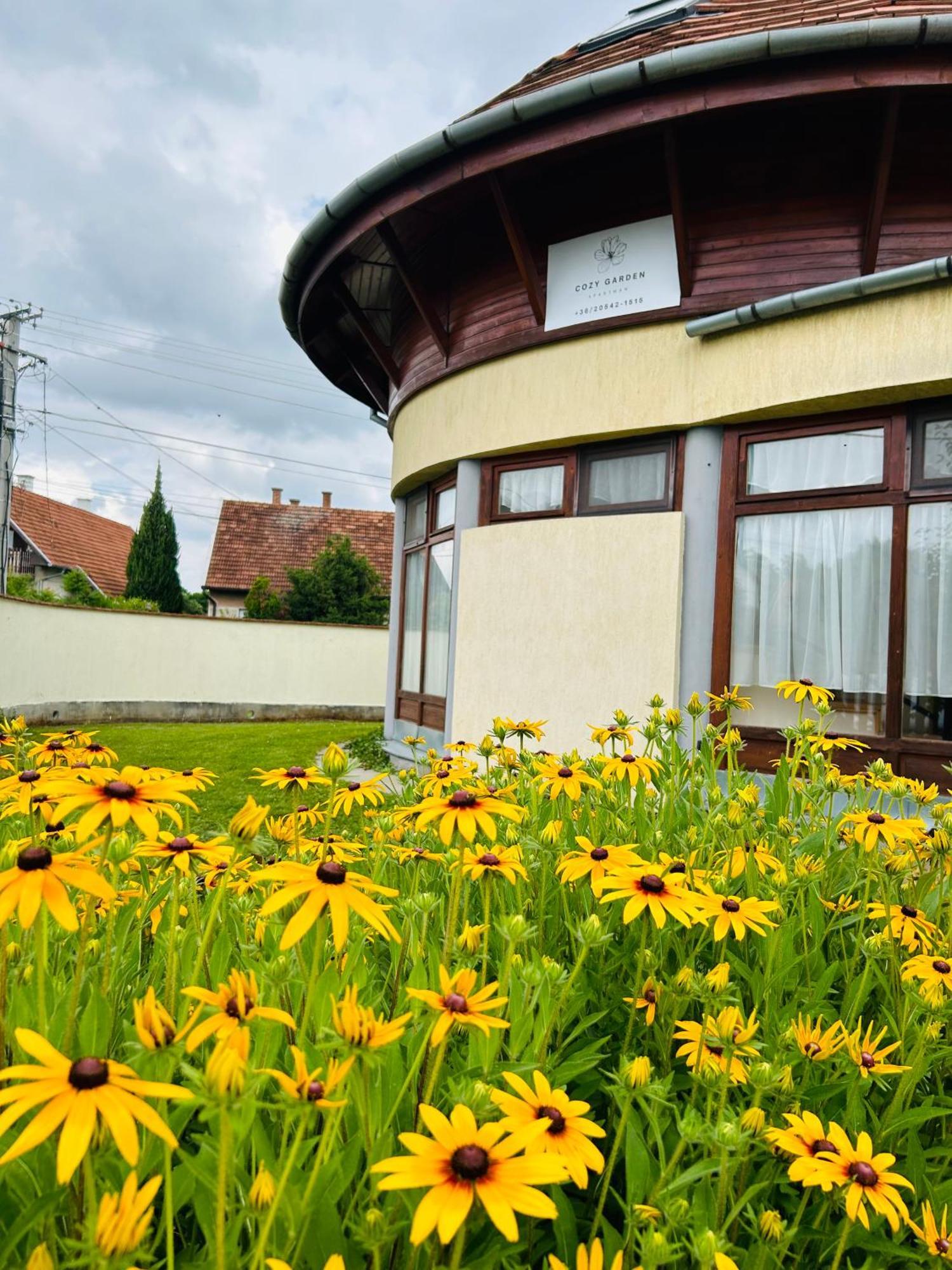 Apartamento Cozy Garden Apartman Gyula Exterior foto